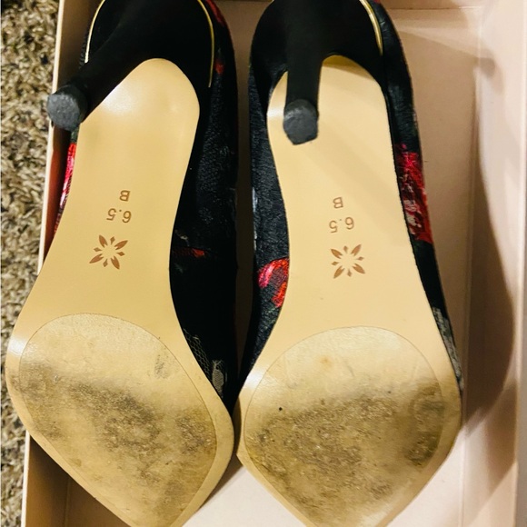 BCBGeneration Harleigh Pump 6.5 - Picture 4 of 5